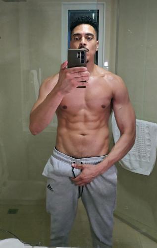 >Métisse très bien monté - Escort Paris