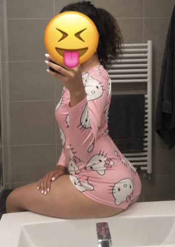 Fadela trans la dz de passage sur montpellier en appartement climatisé - Escort Montpellier