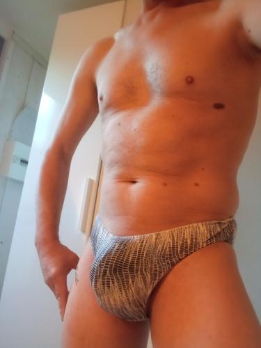 Escort boy dispo pour femme mature - Escort Cergy