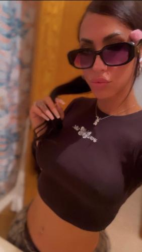 Femme trans brésilienne bronzée et tatouée - Escort Nimes